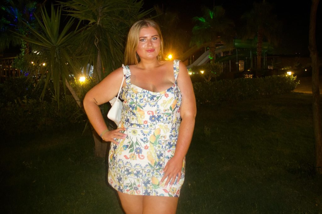 A woman who shed more than 12 stone says losing weight unlocked pretty privilege - with men who knew her at 28st now trying to date her and strangers treating her kinder.