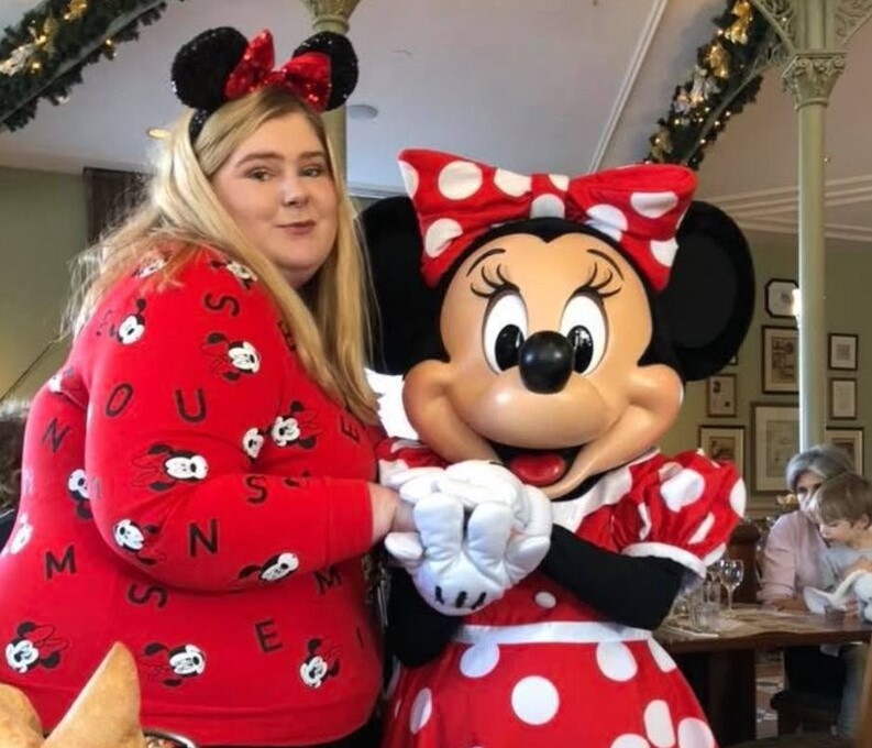 A woman who shed more than 12 stone says losing weight unlocked pretty privilege - with men who knew her at 28st now trying to date her and strangers treating her kinder.