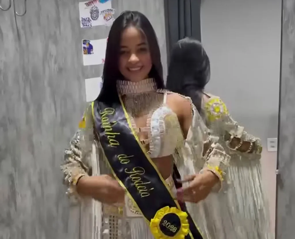 Beauty queen Ana Beatriz Araújo Ferreira, 22, dies after being struck by lightning while combing her niece's hair during a family lunch in Brazil.