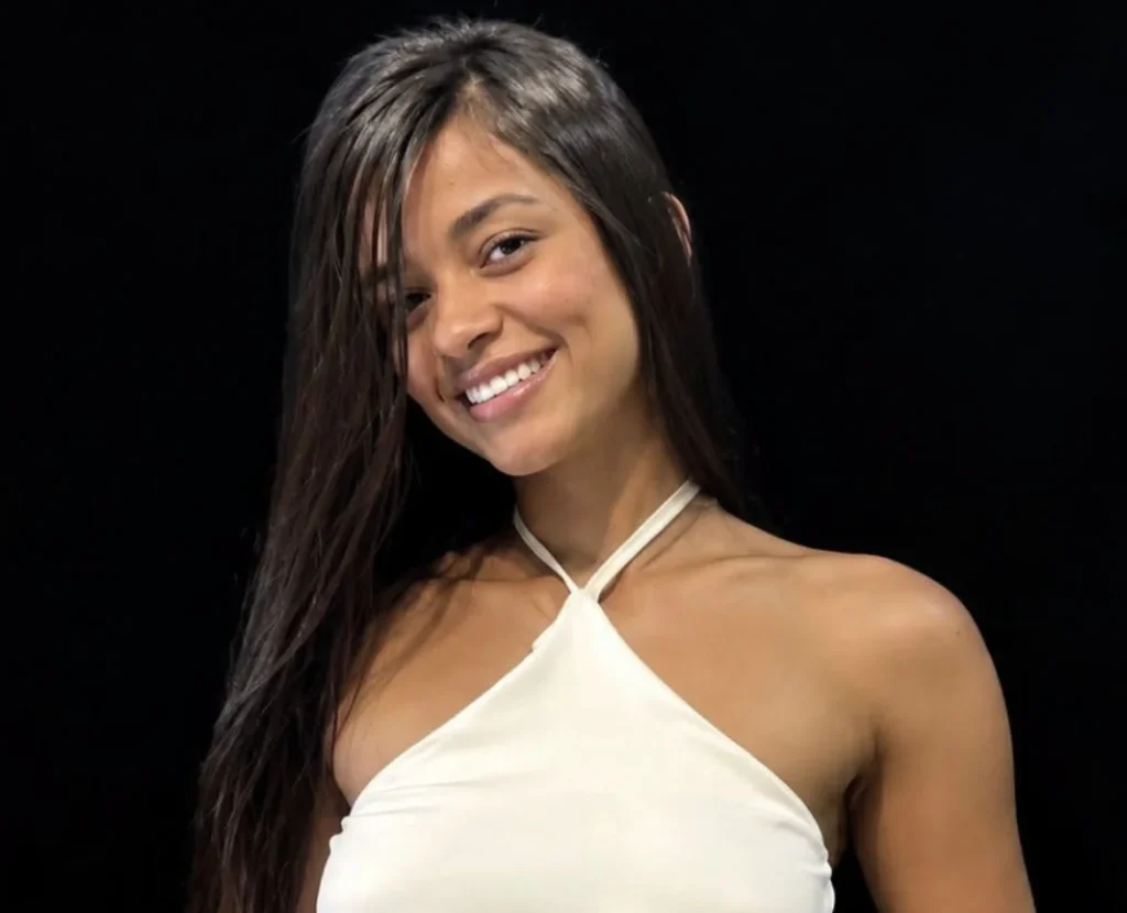 Beauty queen Ana Beatriz Araújo Ferreira, 22, dies after being struck by lightning while combing her niece's hair during a family lunch in Brazil.