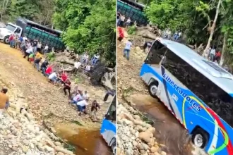 Locals form human chain to rescue bus stuck in Colombian river after heavy rains caused major disruption on key transport route connecting two regions.