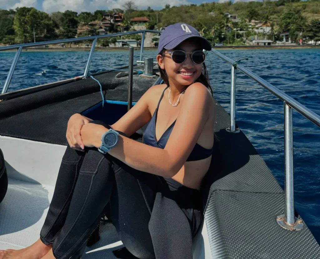 A divemaster has gone missing after allegedly getting stuck inside a sinking boat at sea. Veronica Beatrix Jessica was one of 30 people involved in a terrifying.