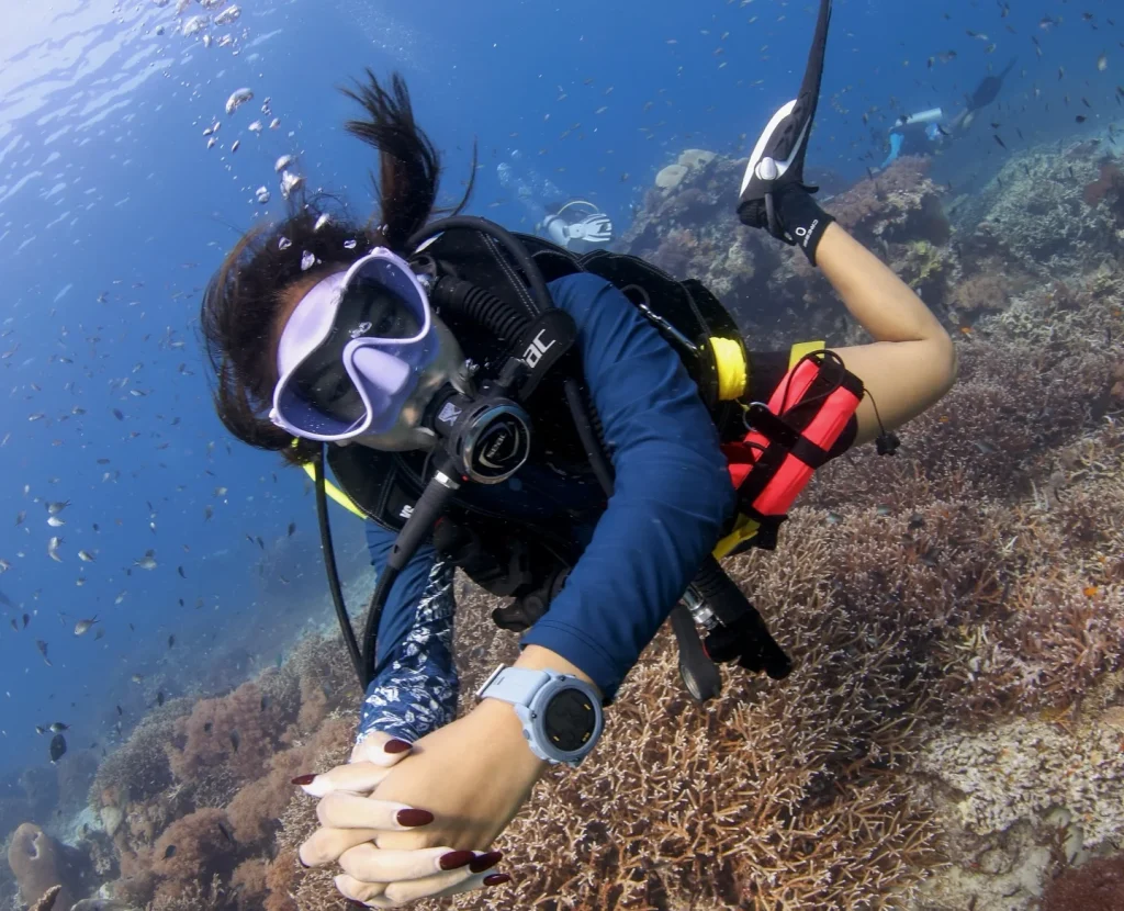 A divemaster has gone missing after allegedly getting stuck inside a sinking boat at sea. Veronica Beatrix Jessica was one of 30 people involved in a terrifying.