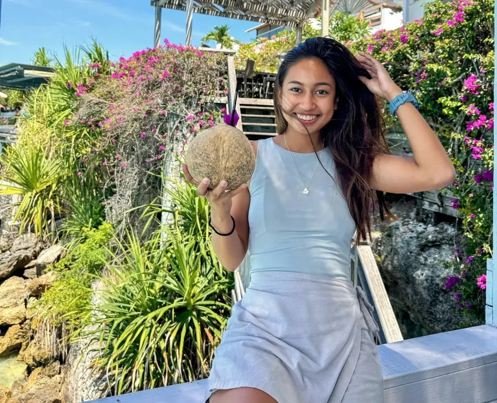 A divemaster has gone missing after allegedly getting stuck inside a sinking boat at sea. Veronica Beatrix Jessica was one of 30 people involved in a terrifying.