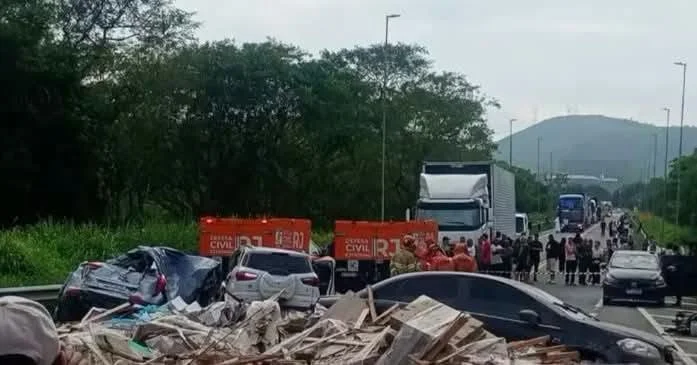 Family of five killed in horrific crash involving lorry and four cars on Saturday morning. Parents, daughter, aunt and teenage boy died at scene on Brazilian highway.