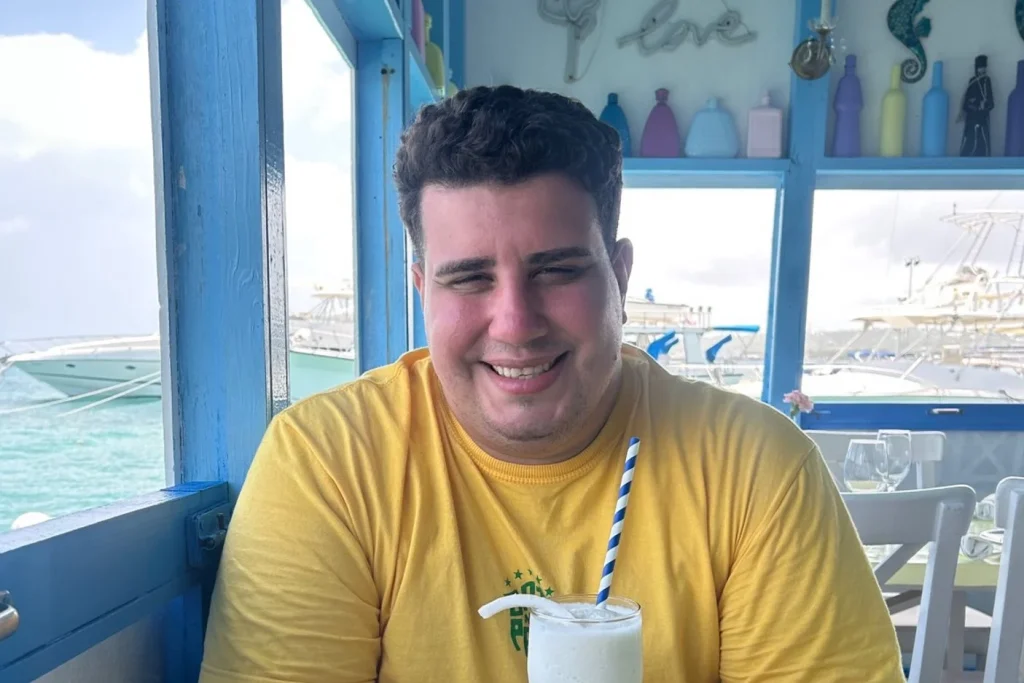 A football influencer has died just weeks after getting married and announcing he was expecting his first child. André Luiz Berbett Pinheiro Lopes, 33, known to fans as.