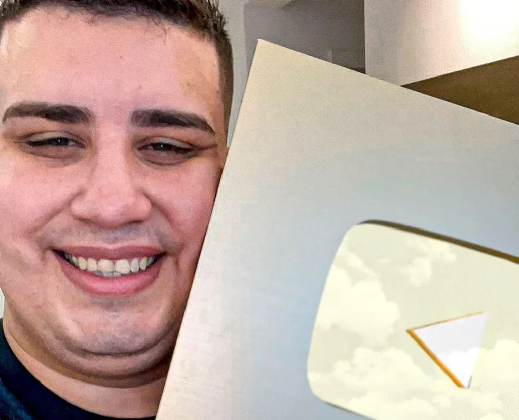 A football influencer has died just weeks after getting married and announcing he was expecting his first child. André Luiz Berbett Pinheiro Lopes, 33, known to fans as.