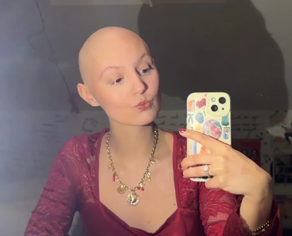 A 21-year-old influencer has died after a year-long battle with a rare and aggressive cancer. Anouk Deschamps, known online as lesbeauxdetours, passed away in the early.