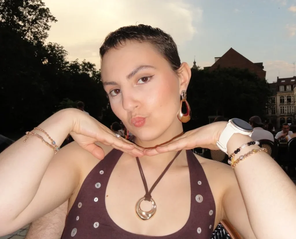 A 21-year-old influencer has died after a year-long battle with a rare and aggressive cancer. Anouk Deschamps, known online as lesbeauxdetours, passed away in the early.