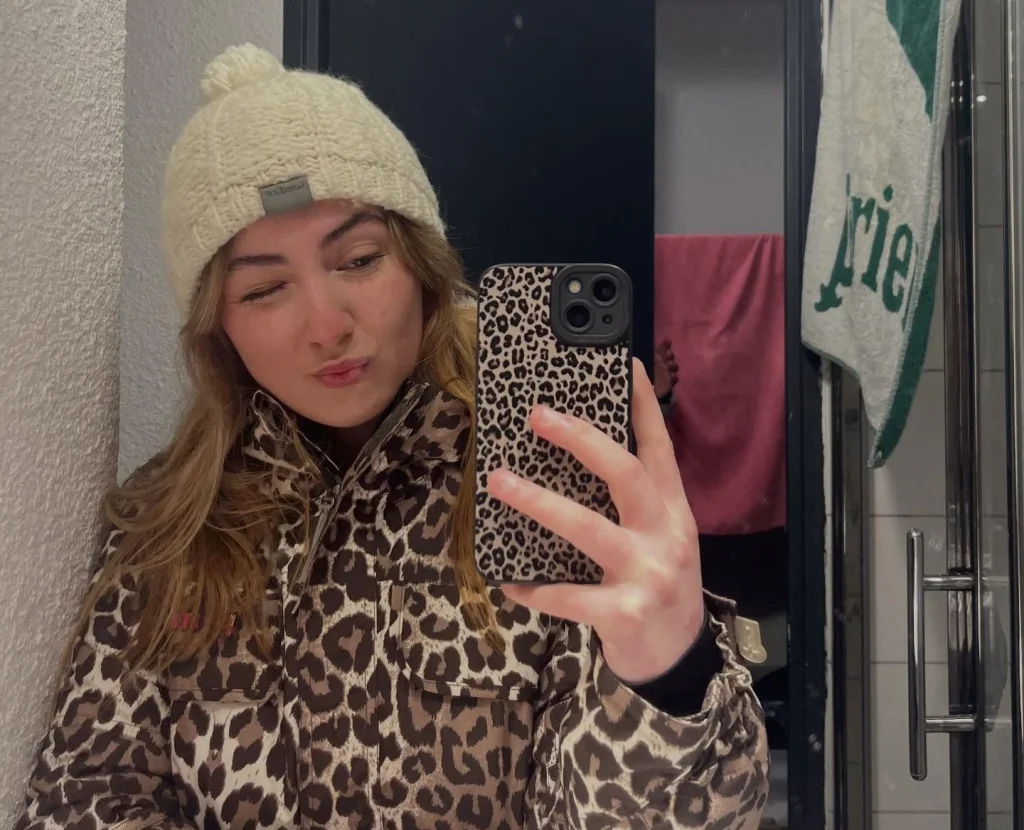A 21-year-old influencer has died after a year-long battle with a rare and aggressive cancer. Anouk Deschamps, known online as lesbeauxdetours, passed away in the early.