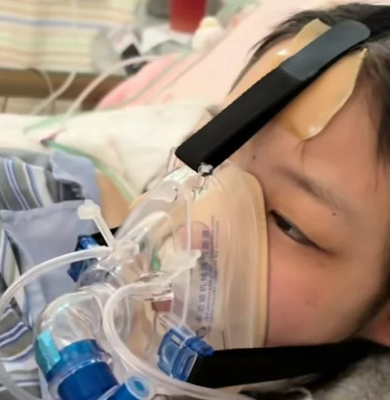 An influencer has died after a five-year battle with bone cancer that saw her lose her right leg. Xia Jinhe, who was diagnosed with the condition when she was 18 years.