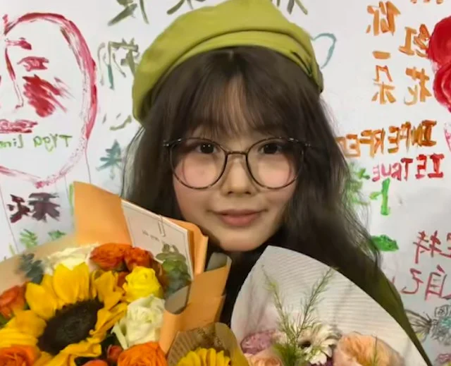 An influencer has died after a five-year battle with bone cancer that saw her lose her right leg. Xia Jinhe, who was diagnosed with the condition when she was 18 years.