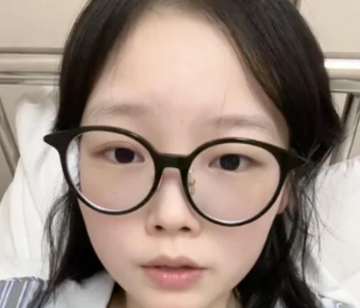 An influencer has died after a five-year battle with bone cancer that saw her lose her right leg. Xia Jinhe, who was diagnosed with the condition when she was 18 years.