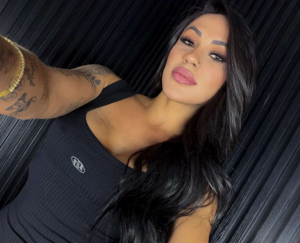 A 32-year-old influencer has died after her car rolled over in a horror crash. Rávila Rezende was pronounced dead at the roadside after emergency services were unable.