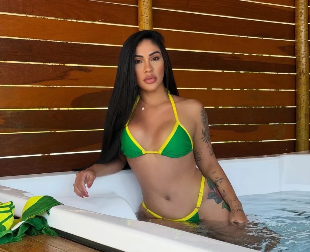 A 32-year-old influencer has died after her car rolled over in a horror crash. Rávila Rezende was pronounced dead at the roadside after emergency services were unable.
