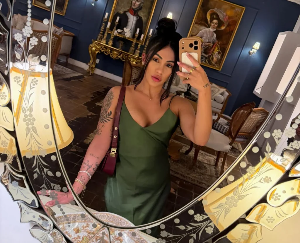 A 32-year-old influencer has died after her car rolled over in a horror crash. Rávila Rezende was pronounced dead at the roadside after emergency services were unable.