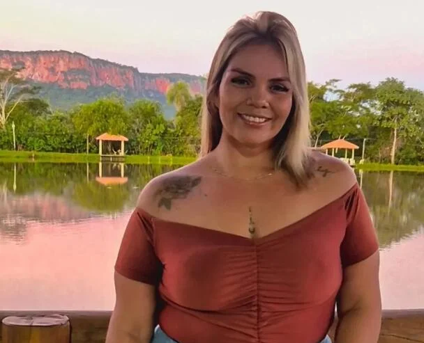 An influencer has died aged 34 after a weeks-long battle with pneumonia. Popular teacher Ana Azevedo died after developing complications from the illness and reportedly.