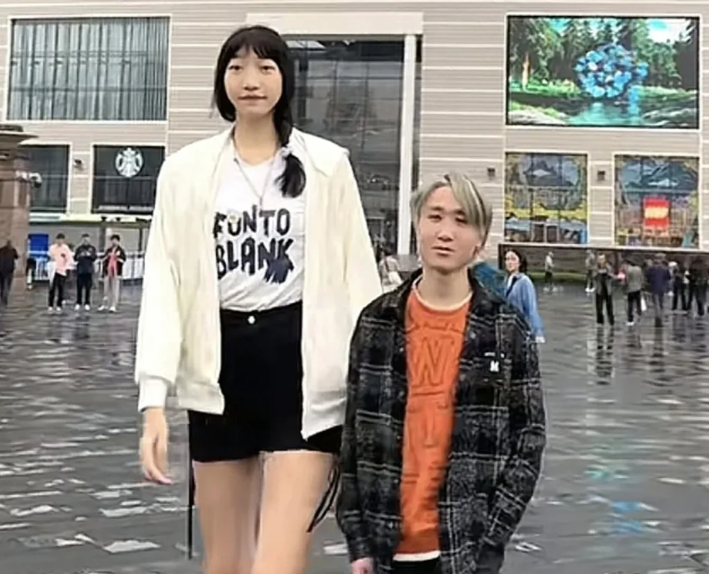 Social media star known for her extraordinary 7ft 2in height has died at just 26 years old, leaving behind her heartbroken boyfriend and baby son. She had multiple serious conditions.