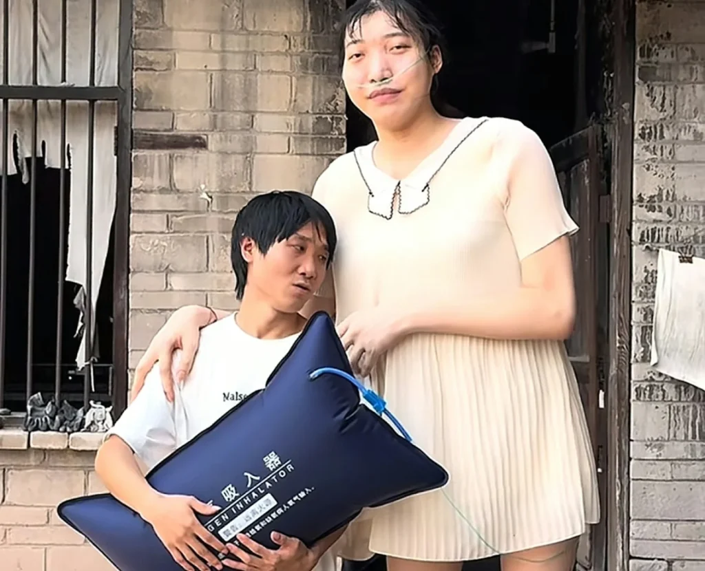 Social media star known for her extraordinary 7ft 2in height has died at just 26 years old, leaving behind her heartbroken boyfriend and baby son. She had multiple serious conditions.