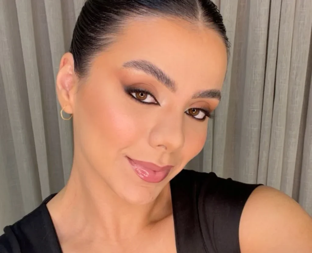 A 24-year-old mother-of-two died while undergoing a “dream” double cosmetic surgery. Lurdes Padilha became unwell while undergoing breast implant surgery and.