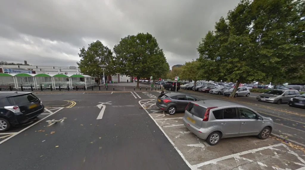 Thief in Covid mask steals tools from van at notorious Asda car park in broad daylight. Dashcam footage captures the robbery on Isle of Dogs, London.