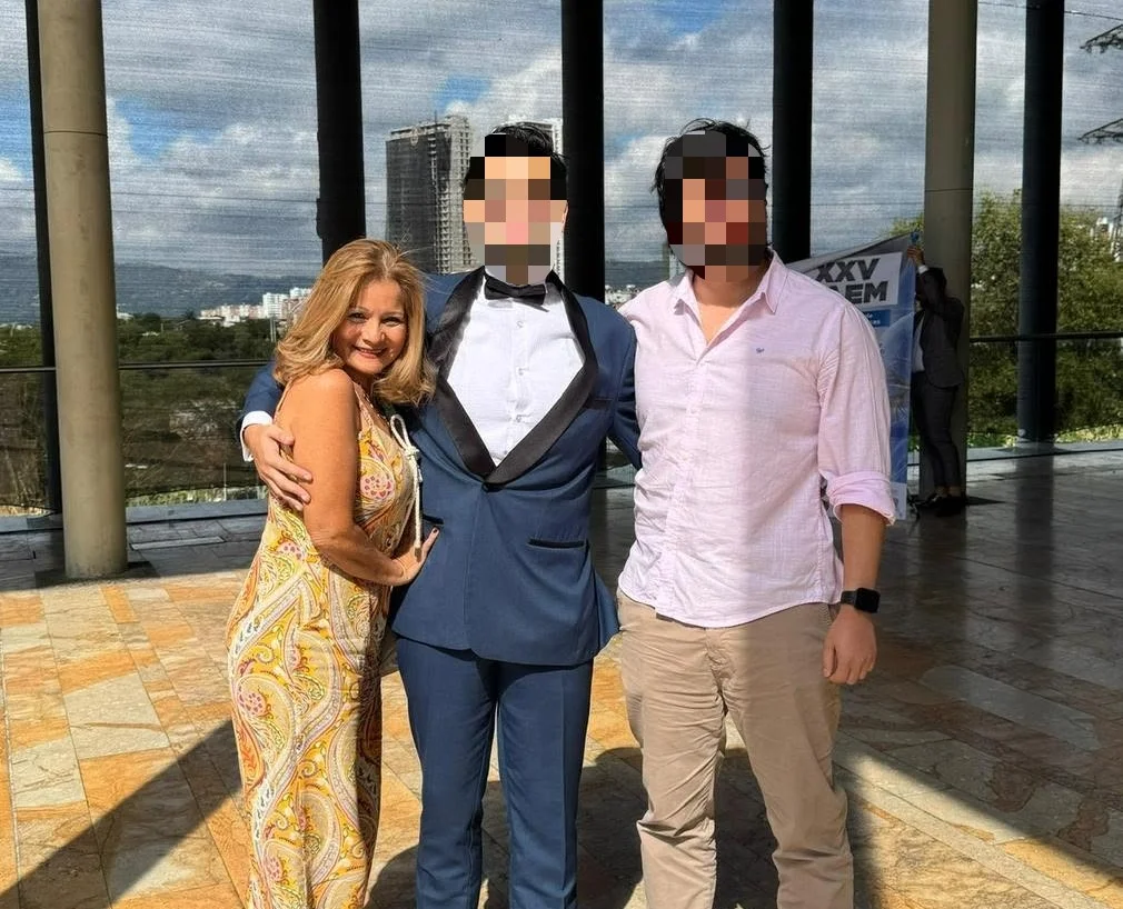 Woman dies after waitress sprays flammable liquid over her while lighting table lamp at Colombian restaurant, suffering fatal burns to 70% of her body.