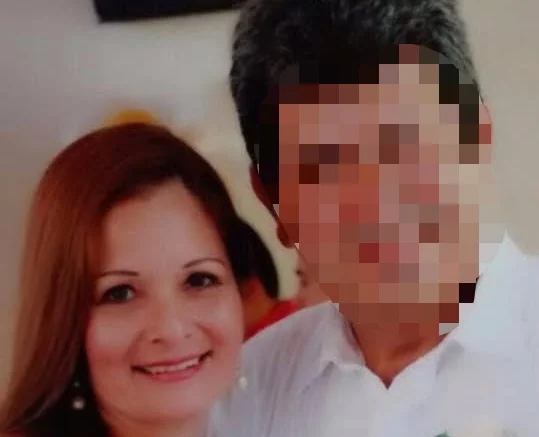 Woman dies after waitress sprays flammable liquid over her while lighting table lamp at Colombian restaurant, suffering fatal burns to 70% of her body.