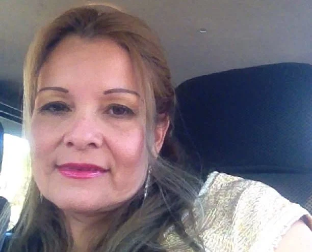 Woman dies after waitress sprays flammable liquid over her while lighting table lamp at Colombian restaurant, suffering fatal burns to 70% of her body.