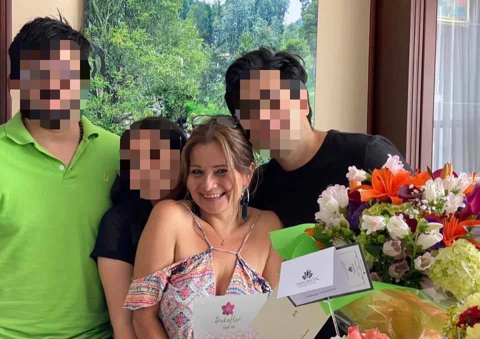 Woman dies after waitress sprays flammable liquid over her while lighting table lamp at Colombian restaurant, suffering fatal burns to 70% of her body.