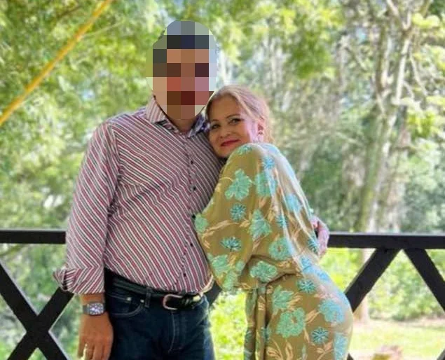 Woman dies after waitress sprays flammable liquid over her while lighting table lamp at Colombian restaurant, suffering fatal burns to 70% of her body.